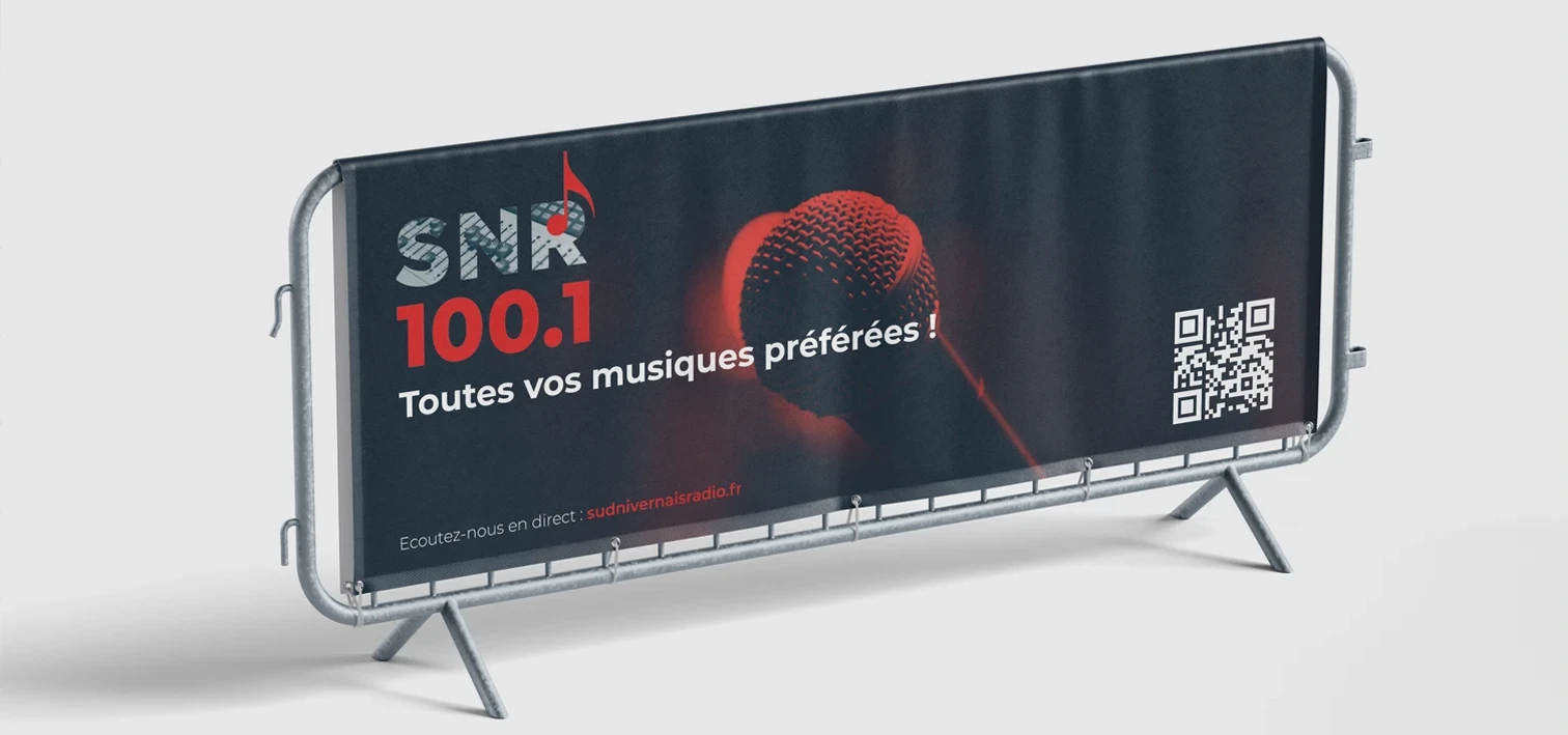 Banderole SNR 100.1 sur barriere